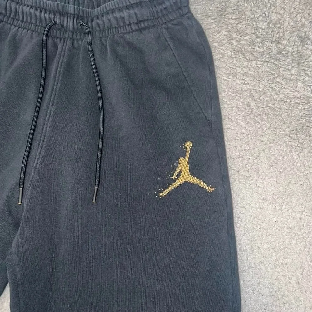 Jordan Essentials Holiday Sweatpants Men's Sz S Black Fleece Gold Jumpman Jogger